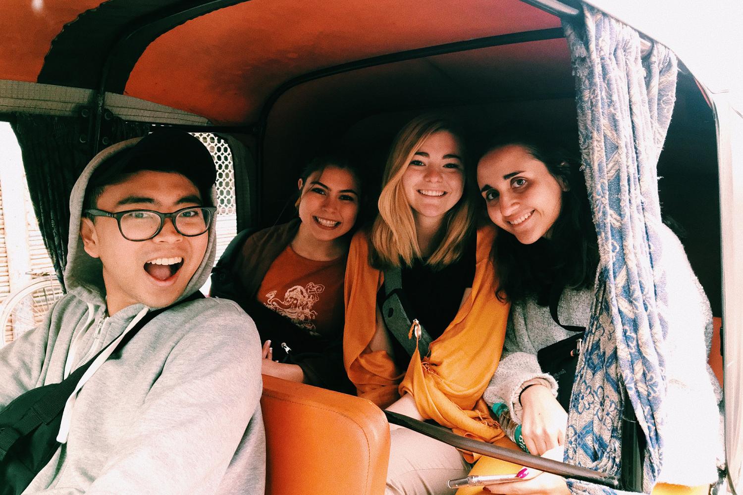 Students on the j项 study tour to India.